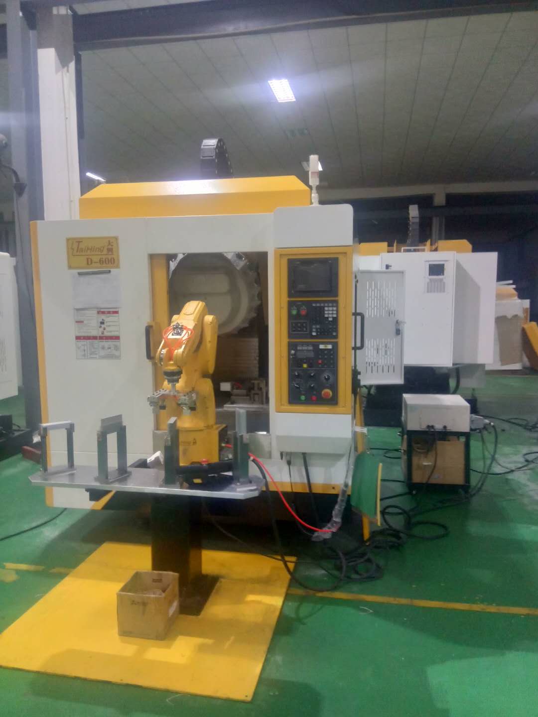 高速钻孔攻牙机D-600 (带机械手，全自动上下料）